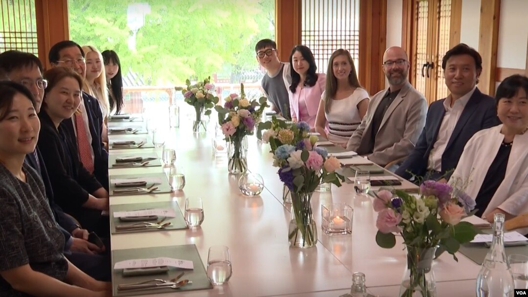 14일 한국을 방문한 캠파냐 씨 부부와 지난해 말 미국 폭설에서 구조된 한국 관광객들.