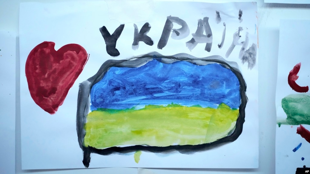 Un dibujo con un corazón y una bandera ucraniana hecho por un niño refugiado que huyó de la guerra en Ucrania fue colocado en una pared del campamento de refugiados en el centro nacional de exposiciones MoldExpo en Chisinau, Moldavia, el 15 de marzo de 2022.