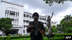 Seorang tentara Bangladesh berjaga di Mahkamah Agung Bangladesh, di tengah protes anti-kuota di Dhaka pada 21 Juli 2024. (Foto: AFP)