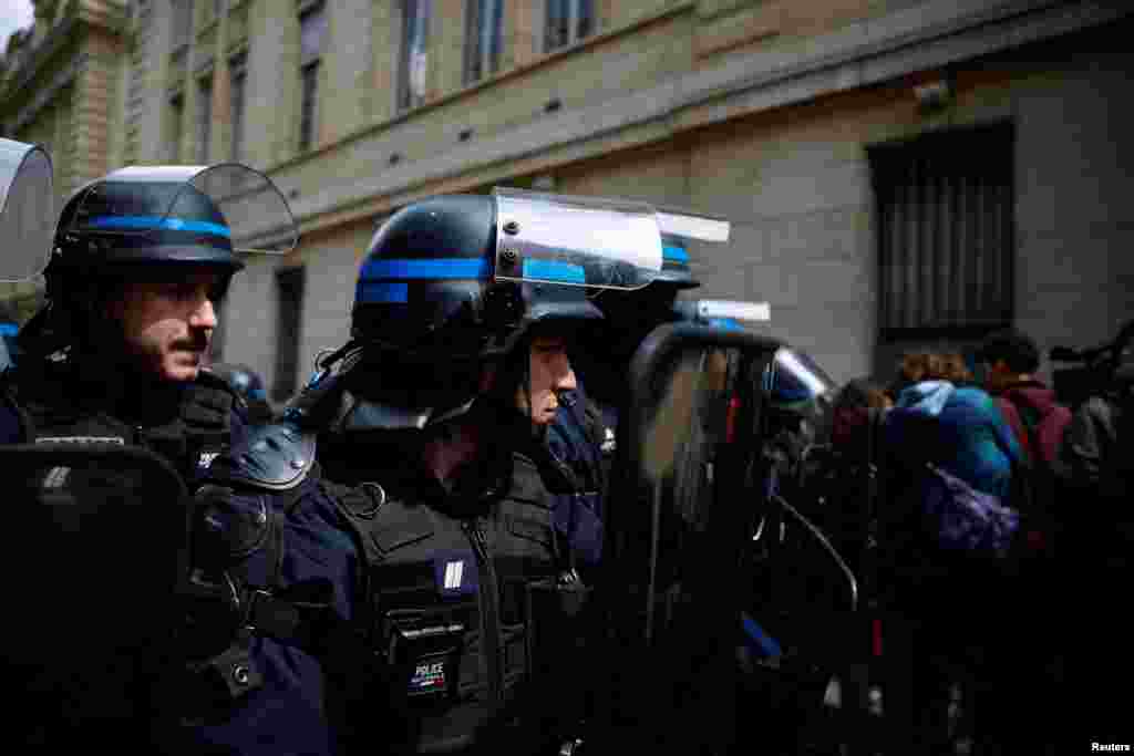 La policía francesa hace presencia a las afueras de la Universidad de la Sorbona, donde estudiantes bloquean la entrada al lugar como parte de las manifestaciones por el conflicto en Gaza.&nbsp;