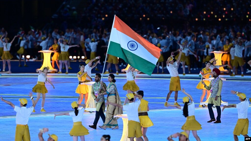 印度体育代表团成员出席了2023年9月23日在中国杭州举行的2022年亚洲运动会的开幕式运动员入场仪式。(photo:VOA)