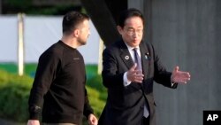 g7Waziri Mkuu wa Japan Fumio Kishida akiwa na Rais wa Ukraine Volodymyr Zelenskyy katika mkutano wa G7, Japan.