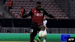 Nicolas Pepe contrôle le ballon lors du match entre Nice et le FC Basel à l'Allianz Riviera de Nice, le 20 avril 2023.