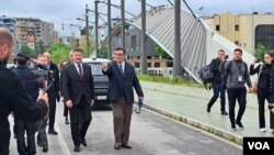 Specijalni izaslanik EU za dijalog Srbije i Kosova Miroslav Lajčak na glavnom mostu na Ibru (Foto: VOA)