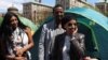 Anggota DPR AS Ilhan Omar (kanan) mengunjungi perkemahan yang didirikan mahasiswa di Columbia University dalam protes pro-Palestina di Kota New York, pada 25 April 2024. (Foto: Reuters/Caitlin Ochs)