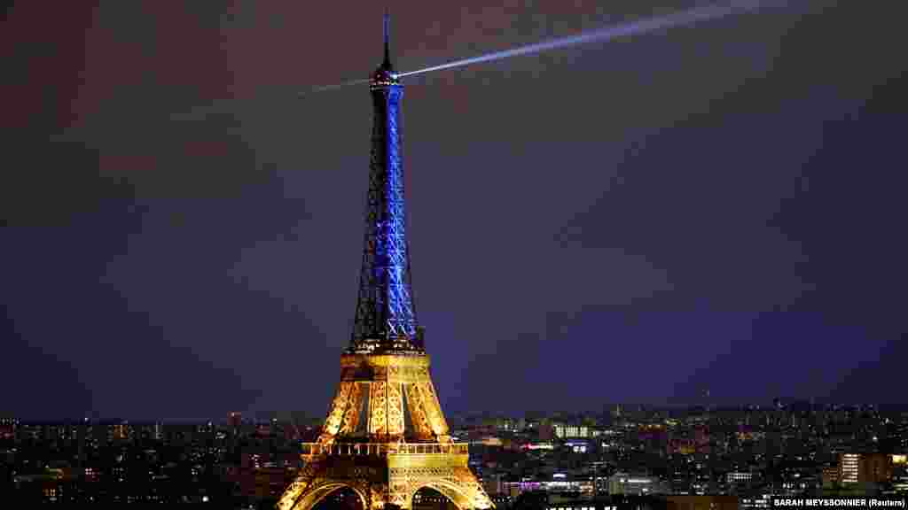 ប៉ម Eiffel ត្រូវ​បាន​បំភ្លឺ​ដោយ​ពណ៌​នៃ​ទង់ជាតិ​អ៊ុយក្រែន ដើម្បី​​​រំឭក​ខួប​មួយ​ឆ្នាំ​នៃ​សង្គ្រាម​ឈ្លានពាន​របស់​រុស្ស៊ី​នៅ​អ៊ុយក្រែន នៅ​ទី​ក្រុង​ប៉ារីស​ប្រទេស​បារាំង​ កាល​​ពី​យប់​​ថ្ងៃ​ទី​២៣ ខែ​កុម្ភៈ ឆ្នាំ​២០២៣។