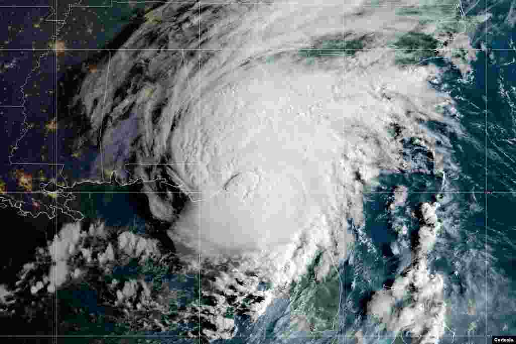 El huracán Idalia golpea la costa oeste de Florida en una imagen compuesta de la Administración Nacional Oceánica y Atmosférica (NOAA).