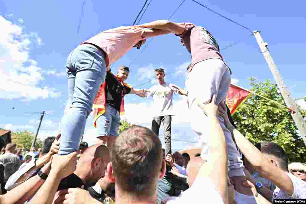  Велигденски кули, стар обичај во Македонски Брод, со симболика за непокор и &bdquo;газење&ldquo; врз главите поробувачите од османлискиот период во Македонија. &nbsp; 