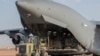 资料照片：2023年4月26日，一名美国空军人员在尼日尔20 号空军基地从一架 “C-17 环球霸王 -3”上卸下货物。（美国空军提供照片）
