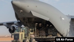 资料照片：2023年4月26日，一名美国空军人员在尼日尔20 号空军基地从一架 “C-17 环球霸王 -3”上卸下货物。（美国空军提供照片）
