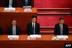 左起：李強、栗戰書和習近平在北京人大會堂出席全國政協會議開幕式。（2023年3月4日）