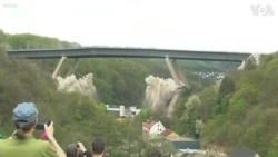 Стар мост во Германија урнат со контролирана експлозија