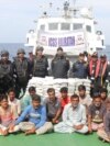 Pasukan Penjaga Pantai India (ICG), Gujarat Anti-Terrorist Squad (ATS) dan Badan Pengendalian Narkotika (NCB) menangkap para penyelundup yang membawa narkoba senilai $71 juta di perairan mereka, Minggu (28/4). (Facebook/IndianCoastGuard)
