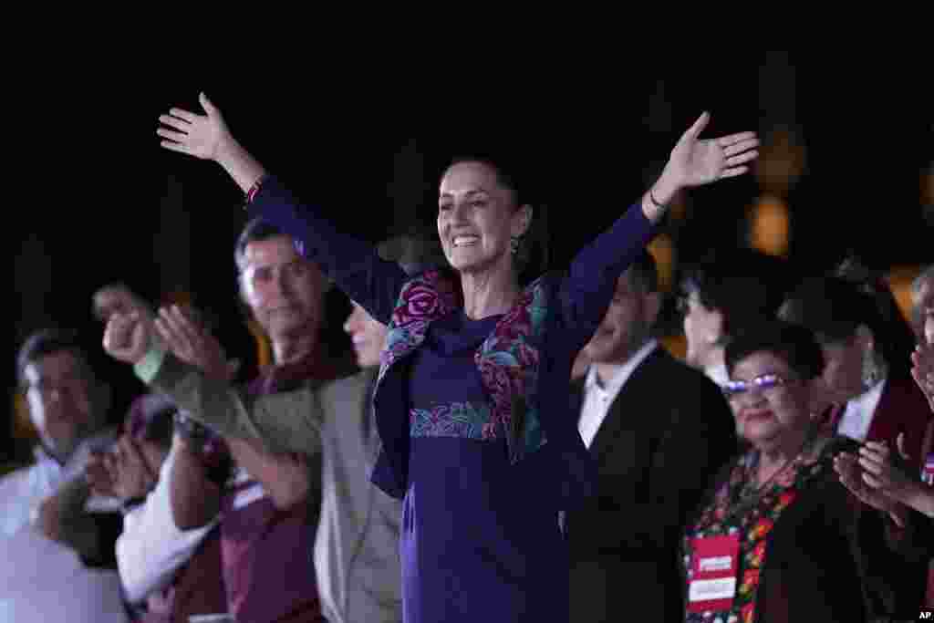 Presiden terpilih Claudia Sheinbaum melambaikan tangan kepada para pendukungnya di Zocalo, alun-alun utama Kota Meksiko, setelah Lembaga Pemilihan Nasional mengumumkan bahwa ia menang pilpres dan akan menjadi Presiden perempuan Meksiko pertama. (AP)&nbsp;