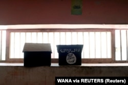 Bendera ISIS terlihat di sel penjara Pul-e-Charkhi di Kabul, Afghanistan, 15 September 2021. (Foto: WANA via REUTERS)