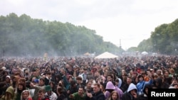 20 Nisan 2024 - Esrar kullanımının kısmen yasallaştığı Almanya'da binlerce kişi Esrar Günü'nü kutlamak için Berlin'de biraraya geldi