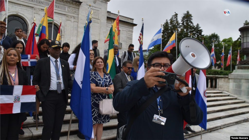 El representante del Congreso Iberoamericano por la Vida y la Familia, Harim Aquino, habla desde las afueras de la OEA y pide que el organismo se aboque a generar protecciones contra el aborto y contrario a los postulados de la CIDH y la Corte IDH con fallos a favor de la salud sexual y reproductiva.