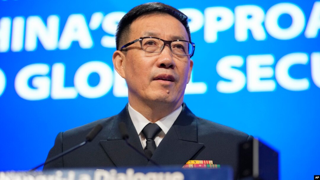 Menteri Pertahanan China Dong Jun berbicara pada KTT Dialog Shangri-La ke-21 di Hotel Shangri-La di Singapura, 2 Juni 2024.
(Foto: AP)