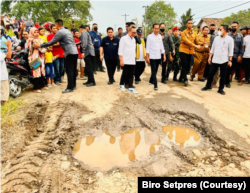 Presiden Jokowi meninjau jalanan rusak di beberapa wilayah di Lampung saat melalukan kunjungan kerja pada Jumat (5/5). (Foto: Courtesy/Biro Setpres)