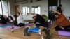 'Cat Pose': Menghilangkan Stres dengan Yoga Bersama Kucing