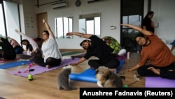 Peserta melakukan yoga saat anak kucing bermain di sekitar mereka di sebuah studio di New Delhi, India, 6 Agustus 2023. (Foto: REUTERS/Anushree Fadnavis)