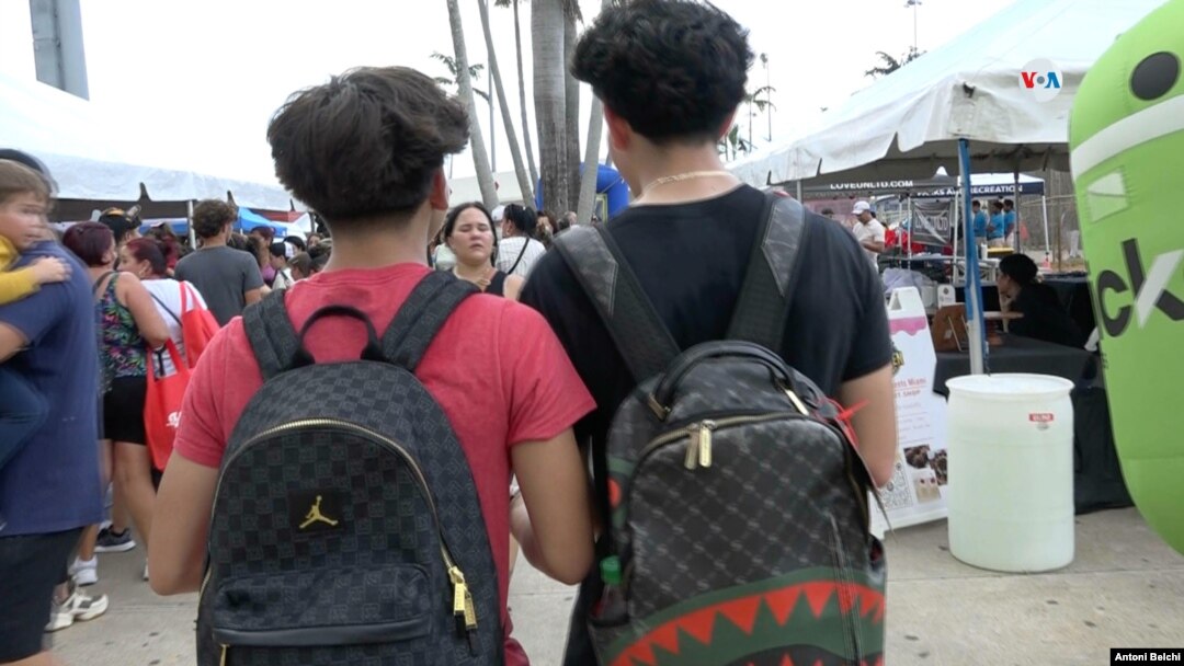 Dos jóvenes de ascendencia cubana caminan por un centro de distribución de útiles escolares en la ciudad de Hialeah, en Florida, EEUU.