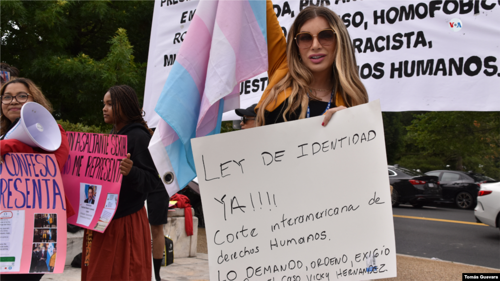 La activista LGBTQ+ Claudia Spellmant explica su condición de refugiada por su identidad.