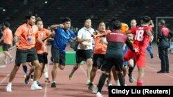 Pemain dan staf pelatih Thailand dan Indonesia bentrok setelah Yotsakon Burapha Thailand mencetak gol kedua mereka. (Foto: REUTERS/Cindy Liu)