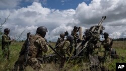 Архівне фото липня 2022 року. Українські військові готуються проводити постріл з гаубиці M777
