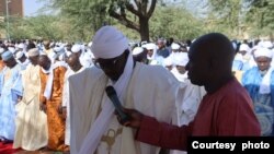  Timbuktu dugudenw bɛ Eid Mubarack fo silamɛ jamana bɛɛ ye. Bɛɛ ye delili kɛ ka hɛrɛ, lakana ani sigidamɔgɔw ka jɛɲɔgɔnya.