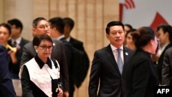 Menteri Luar Negeri RI Retno Marsudi (kiri) tiba menghadiri Pertemuan Komisi Zona Bebas Senjata Nuklir Asia Tenggara (SEANWFZ) di sela-sela Perhimpunan Bangsa-Bangsa Asia Tenggara (ASEAN) di Vientiane, 24 Juli 2024. (Sai Aung UTAMA / AFP)