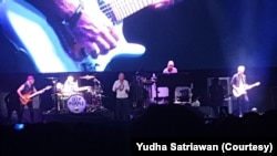 Deep Purple saat konser di Edutorium UMS, Jumat (10/3). (Foto: VOA/Yudha Satriawan)
