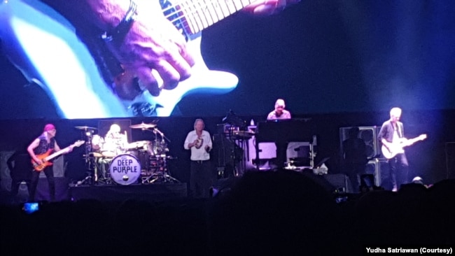 Deep Purple saat konser di Edutorium UMS, Jumat (10/3). (Foto: VOA/Yudha Satriawan)