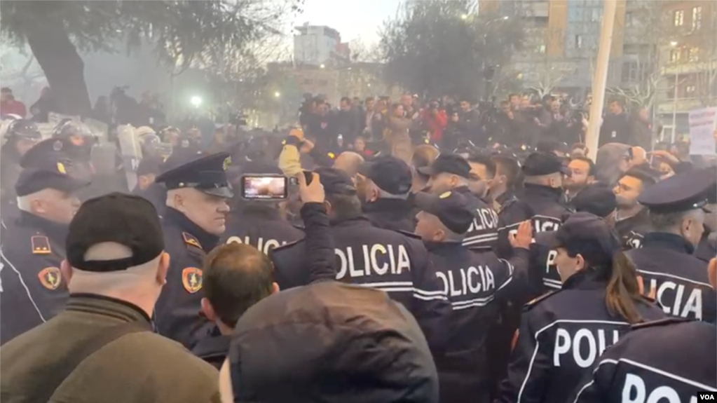 Tiranë, tensione brenda në Kuvend dhe protesta jashtë tij