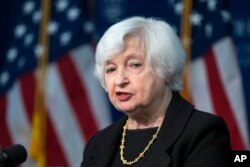 Menteri Keuangan Janet Yellen berbicara di Johns Hopkins University di Washington, D.C., 20 April 2023. (Foto: AP)