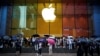 上海一家蘋果專賣店外排隊的人等候購買 iPhone 15 手機。（2023年6月15日）