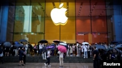 上海蘋果專賣店外排隊的人等著購買iPhone15手機。（2023年6月15日）