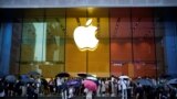 上海一家蘋果專賣店外排隊的人等著買iPhone 15 手機。 （2023年6月15日）