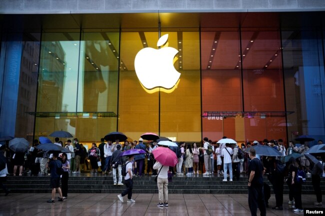 上海一家苹果专卖店外排队的人等候购买 iPhone 15 手机。（2023年6月15日）