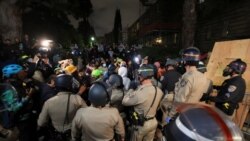 Aparat kepolisian mencoba mengosongkan area di dekat perkemahan yang didirikan para demonstran pro-Palestina di University of California, Los Angeles (UCLA), di Los Angeles, California, pada 1 Mei 2024. (Foto: Reuters/David Swanson)