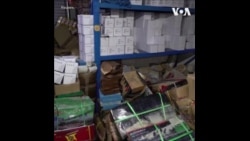 中国南方洪水受灾民众面对损失感叹无奈 