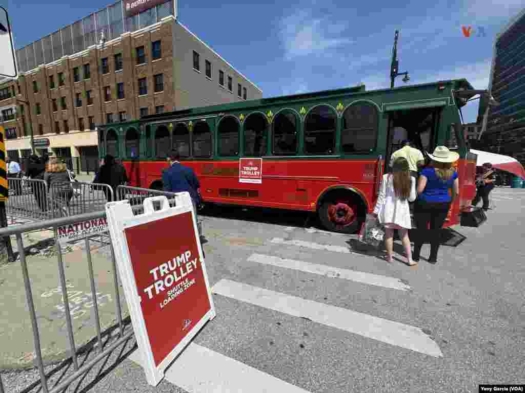  El Trump Trolley transporta a los asistentes a la Convención Nacional Republicana por el perímetro de seguridad del evento, con sede en el centro de la ciudad de Milwaukee, Wisconsin. &nbsp; 