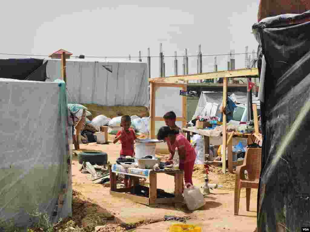Families in Rafah, Gaza, break down their makeshift dwellings to move them elsewhere as violence forces them to move once again, May 11, 2024. (VOA/Enas Tantesh)