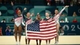 Simone Biles, centar, i njene saigračice slave nakon što je tim SAD-a pobijedio u finalu u umjetničkoj gimnastici na Olimpijskim igrama u Parizu 2024. u Bercy Areni u Parizu, 30. jula 2024.