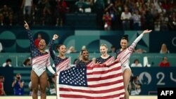 Simone Biles, në qendër bashkë me ekipin e gjimnasteve amerikane (30 korrik 2024) 