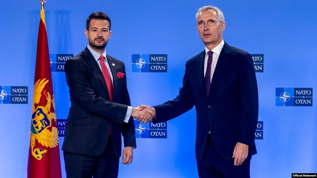 Generalni sekretar NATO-a Jens Stoltenberg rukuje se sa crnogorskim predsjednikom Jakovom Milatovićem u sjedištu NATO-a u Brislu, 22. juna 2023. (Foto: Kabinet predsjednika Crne Gore)