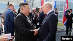 지난해 9월 김정은 북한 국무위원장이 러시아 아무르주 보스토치니 우주 비행장에서 블라디미르 푸틴 러시아 대통령을 만나 악수를 나누는 모습. (자료사진)