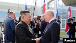 FILE - Pemimpin Korea Utara Kim Jong-un bertemu dan berjabat tangan dengan Presiden Rusia Vladimir Putin di Kosmodrom Vostochny di Wilayah Amur Rusia, 13 September 2023. (KCNA via REUTERS)