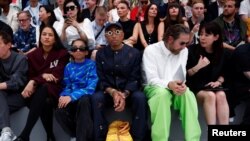 Pharrell Williams, madanm ni Helen Lasichanh ak pitit gason yo Stefano Pilati nan yon defile mod pandan Fashion Week Mesye yo nan vil Paris, Frans, 23 Jyen 2023. 