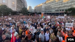 Ilustracija - Građani učestvuju na protesnom skupu "Rudnika neće biti" protiv otvaranja rudnika litijuma u dolini reke Jadar, na Terazijama u Beogradu, 10. avgusta 2024. (Foto: Glas Amerike / Stefan Miljuš)